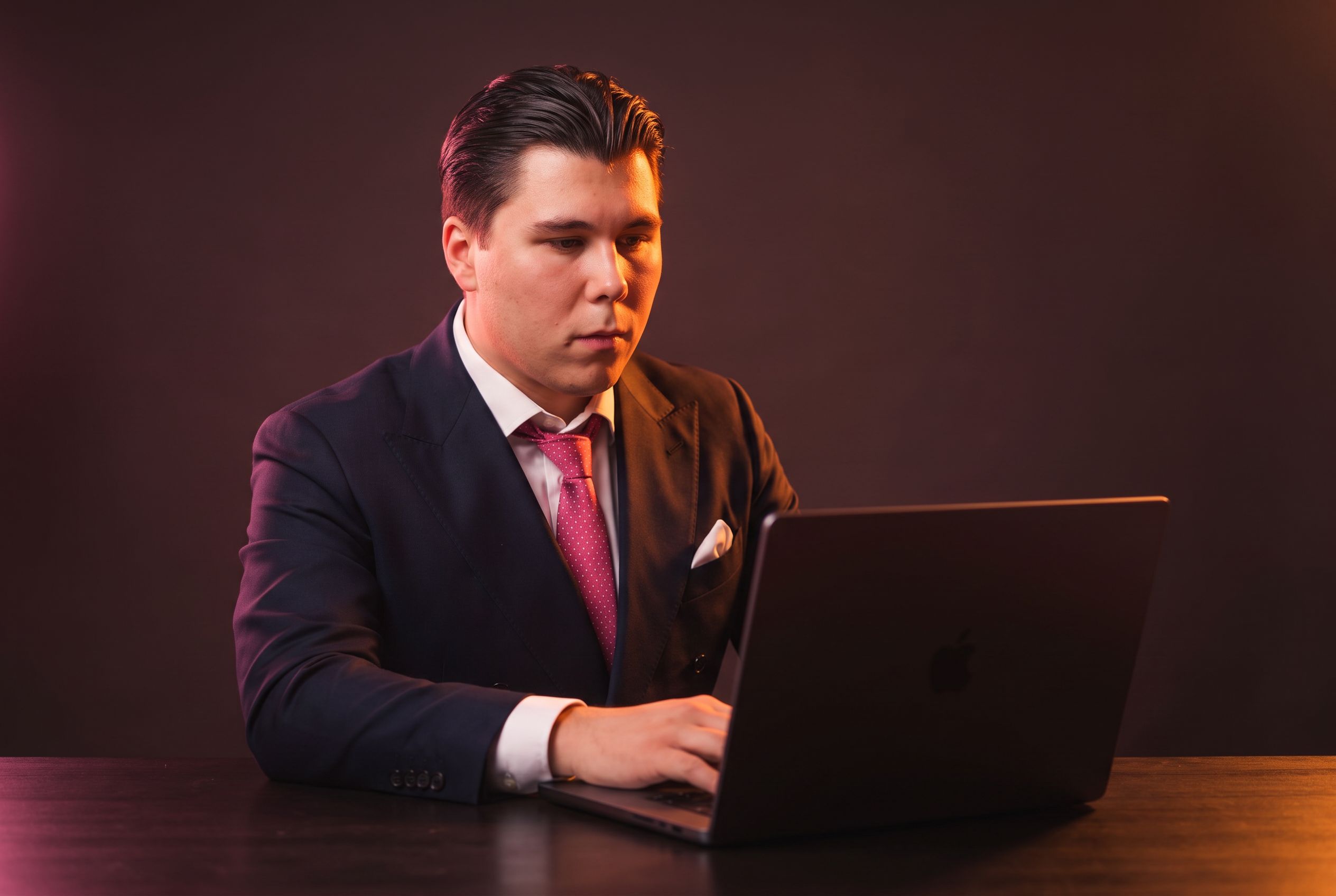 Mustafa Koç arbeitet konzentriert am Laptop
