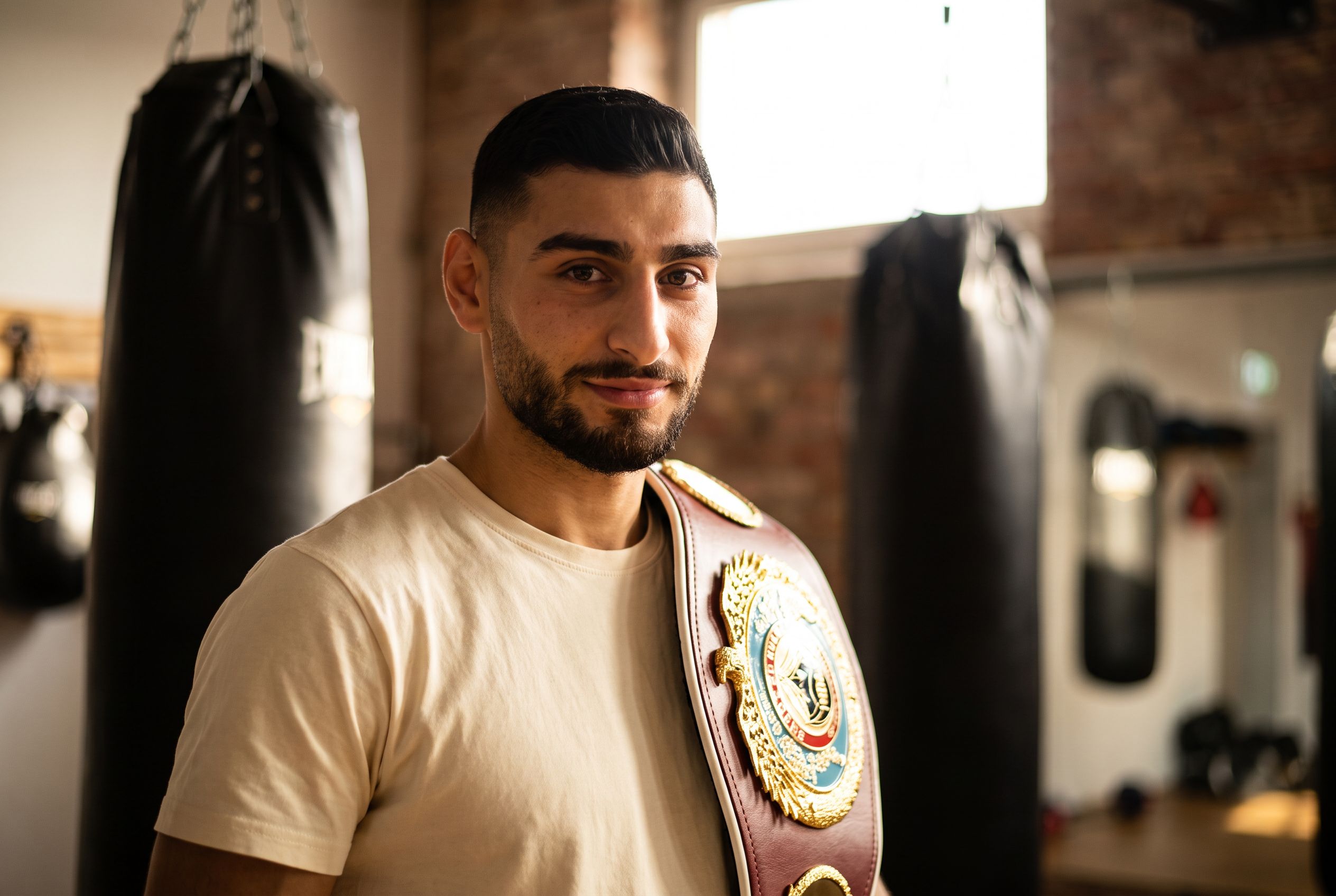 Serhat Parlak mit Meistergürtel im Boxgym